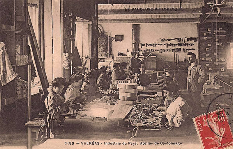 Carte postale ancienne Valréas atelier de cartonnage