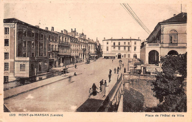 Carte postale ancienne Mont-de-Marsan - Place de l'Hôtel de ville 1