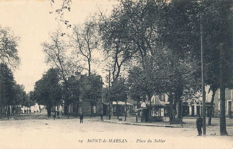 Carte postale ancienne Mont-de-Marsan - Place du Sablar 1