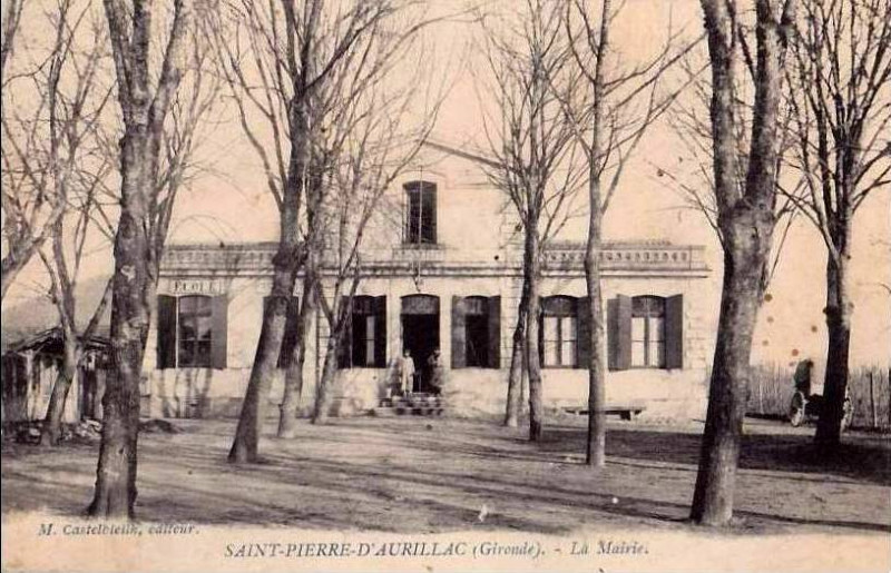 Carte postale ancienne Saint-Pierre-d'Aurillac - Mairie 1