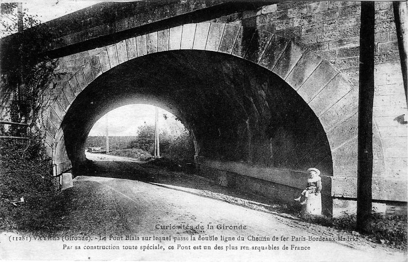 Carte postale ancienne Vayres le pont biais 2
