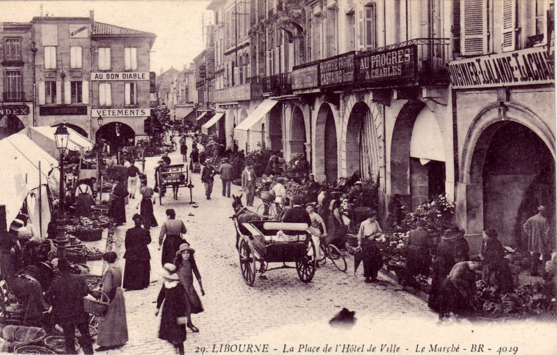 Carte postale ancienne Libourne Place Abel Surchamp Arcades 1