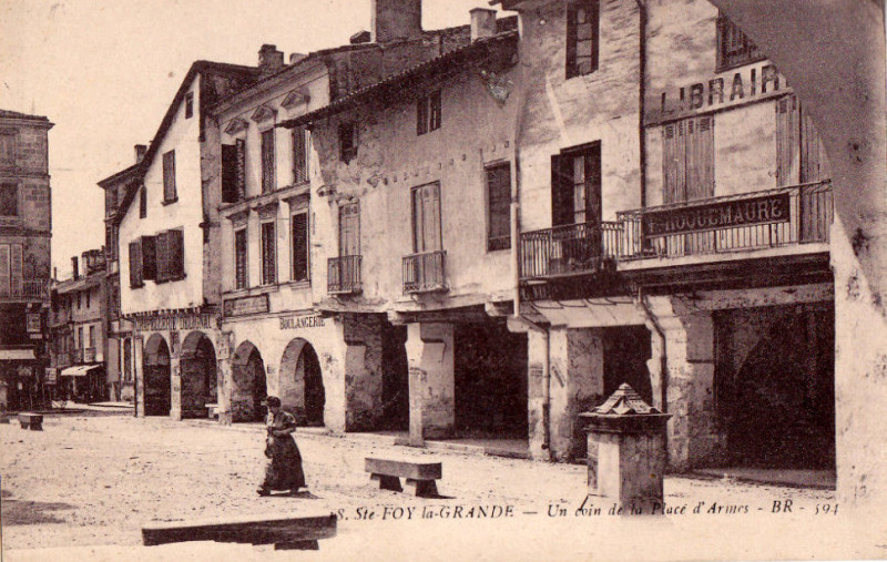 Carte postale ancienne Sainte-Foy-la-Grande - Place de la Mairie 3