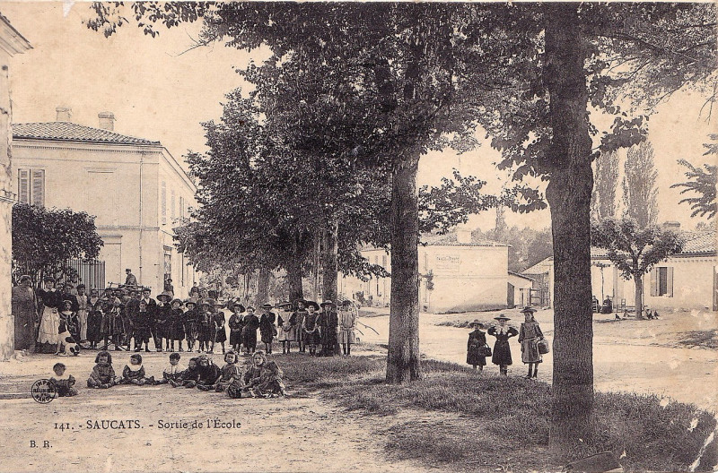 Carte postale ancienne Saucats - sortie de l'école