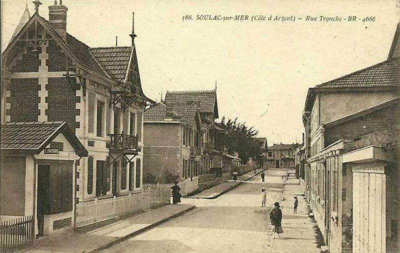 Carte postale ancienne Soulac-sur-Mer - rueTronche 2