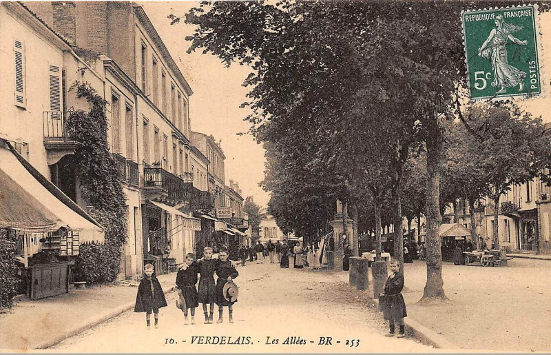 Carte postale ancienne Verdelais - Les allées 1