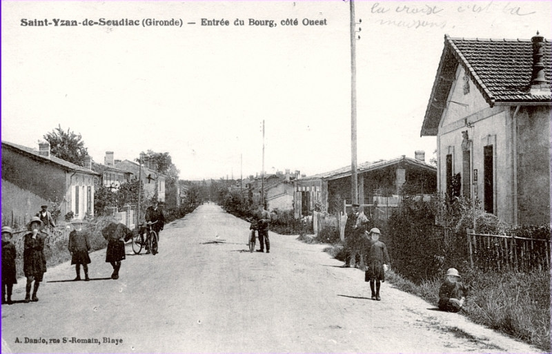 Carte postale ancienne Saint-Yzan-de-Soudiac - bourg 1