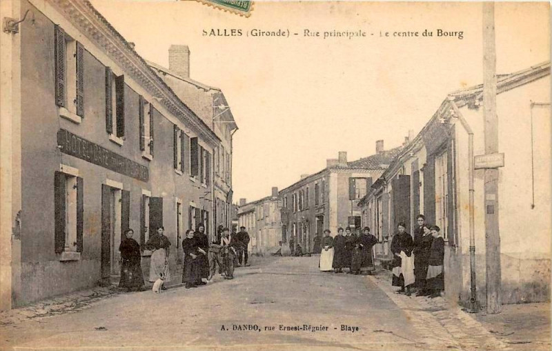 Carte postale ancienne Salles - rue principale 2