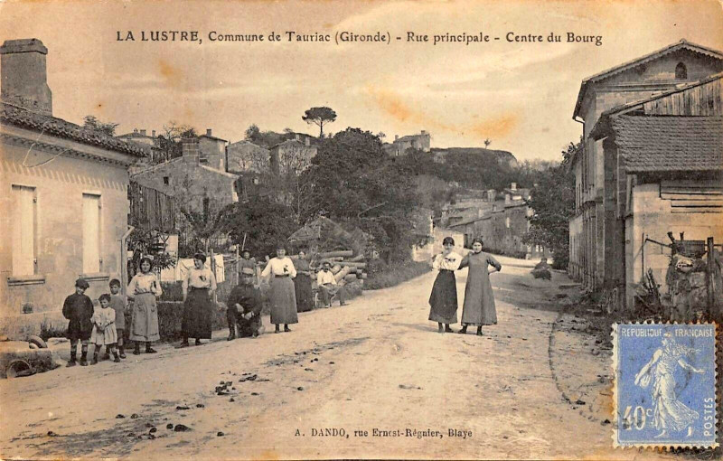 Carte postale ancienne Tauriac - La Lustre - bourg 1