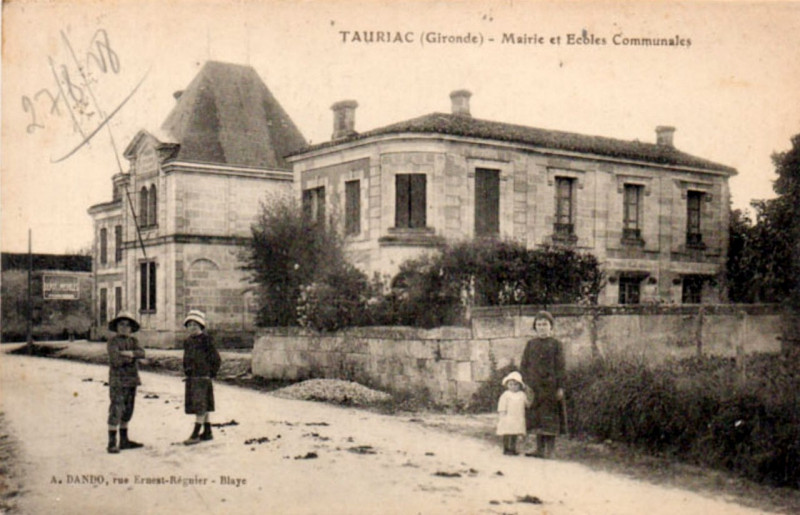 Carte postale ancienne Tauriac - Mairie et écoles