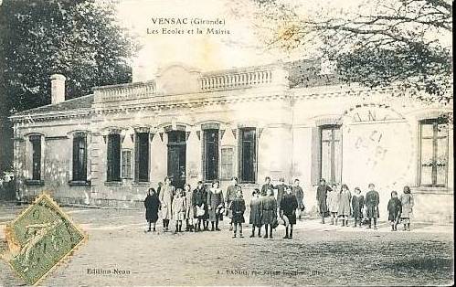 Carte postale ancienne Vensac - Mairie et écoles