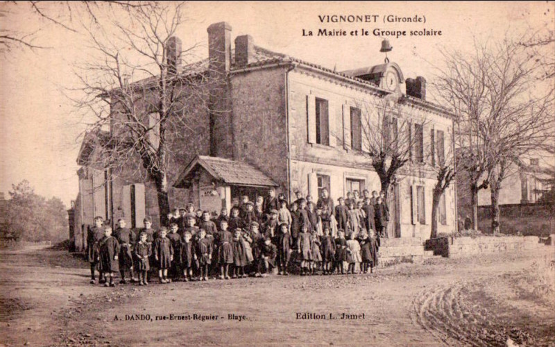 Carte postale ancienne Vignonet - Mairie et Ecoles 4