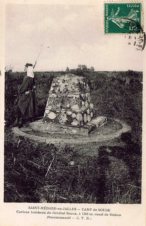 Carte postale ancienne Camp de Saint-Médard - tombeau du Général Souge