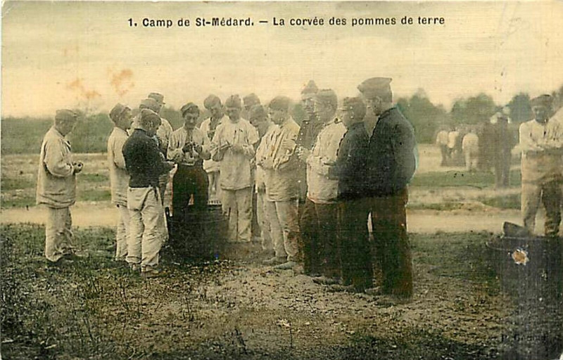 Carte postale ancienne Camp de Souge - Epluchage des pommes de terre 2