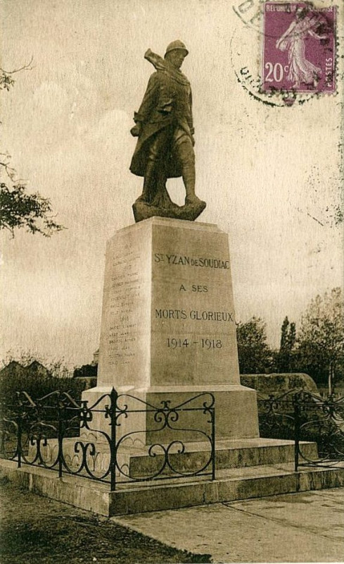 Carte postale ancienne Saint-Yzan-de-Soudiac - monument aux morts