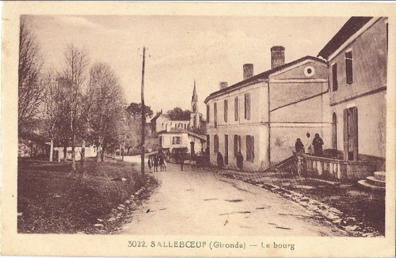 Carte postale ancienne Salleboeuf centre bourg 2