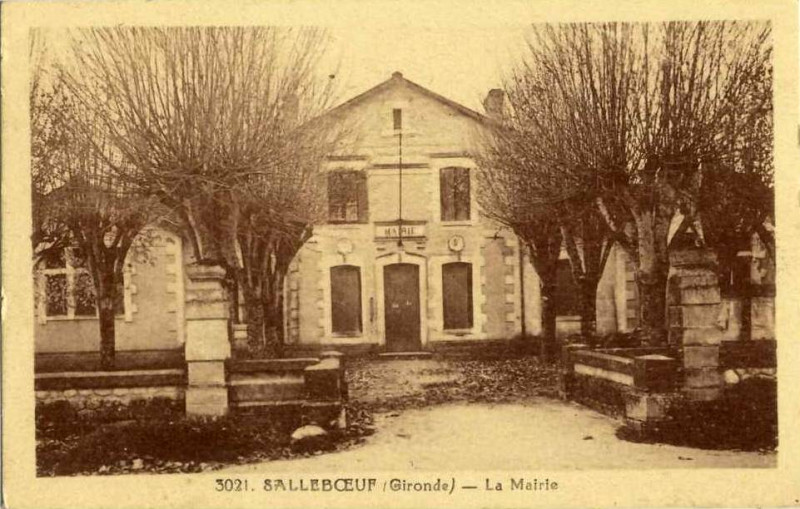 Carte postale ancienne Salleboeuf Mairie 1