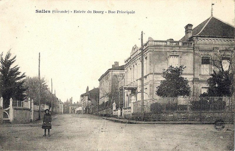 Carte postale ancienne Salles - rue principale 1
