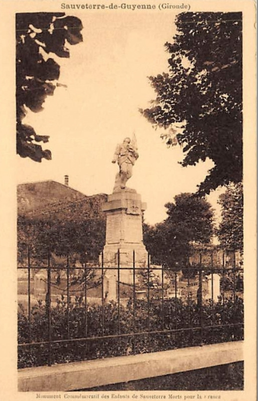 Carte postale ancienne Sauveterre-de-Guyenne - monument aux morts 2