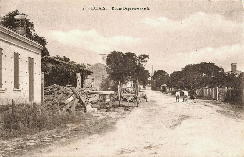 Carte postale ancienne Talais - bourg 1