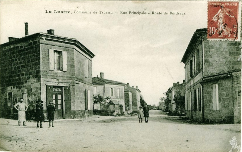 Carte postale ancienne Tauriac - bourg 1