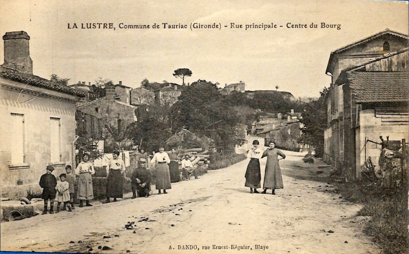 Carte postale ancienne Tauriac - bourg 2