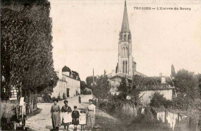 Carte postale ancienne Tresses - bourg 4