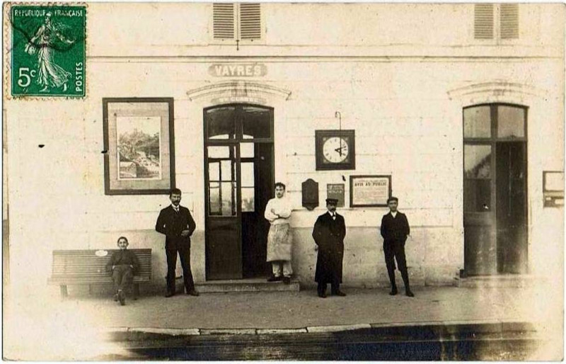 Carte postale ancienne Vayres la gare 1
