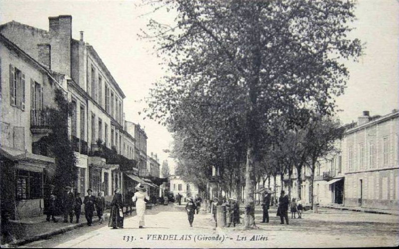 Carte postale ancienne Verdelais - Les allées 2