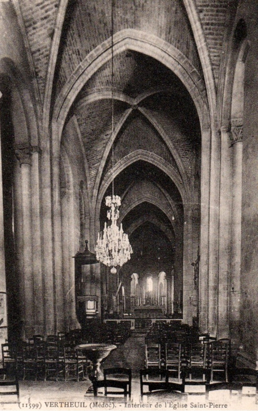 Carte postale ancienne Vertheuil - église - nef 1