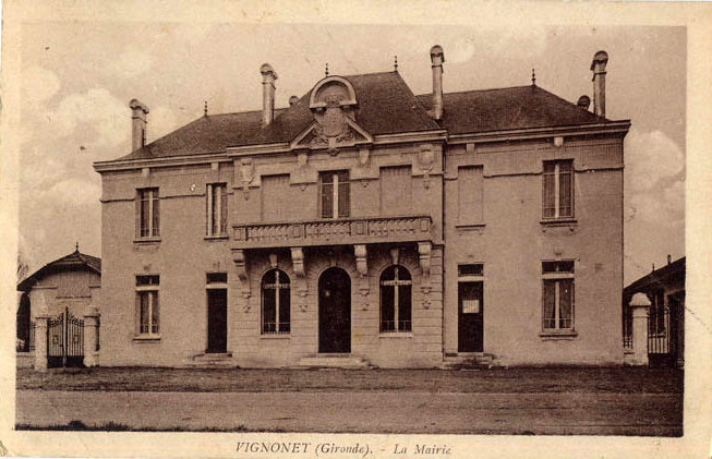 Carte postale ancienne Vignonet - Mairie et Ecoles 2