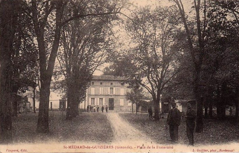 Carte postale ancienne Saint-Médard-de-Guizières - place de la Fraternité 1