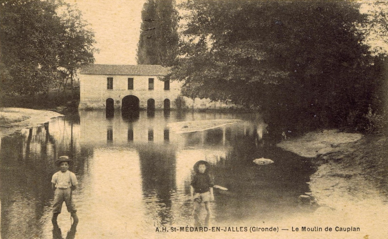 Carte postale ancienne Saint-Médard-en-Jalles - Moulin 1