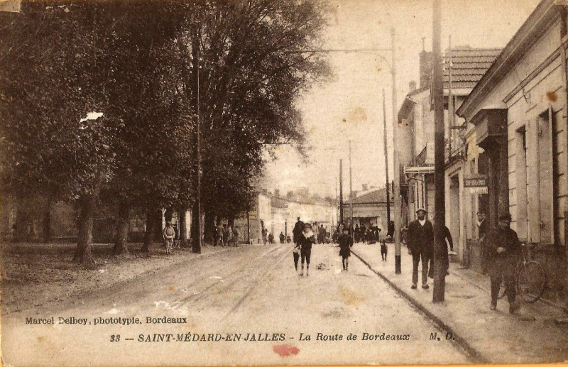 Carte postale ancienne Saint-Médard-en-Jalles - route de Bordeaux 2