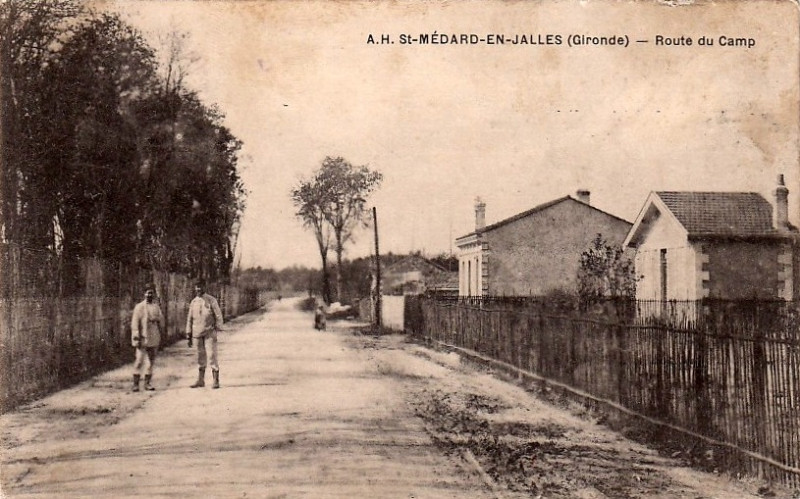 Carte postale ancienne Saint-Médard-en-Jalles - route du camp