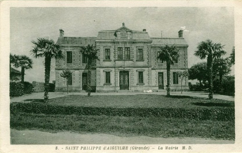 Carte postale ancienne Saint-Philippe-d'Aiguille - Mairie 2