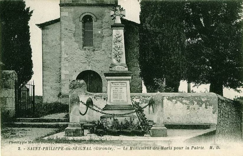 Carte postale ancienne Saint-Philippe-du-Seignal - monument aux morts