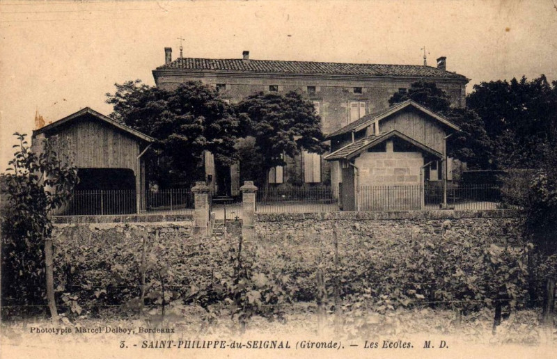 Carte postale ancienne Saint-Philippe-du-Seignal - écoles 1