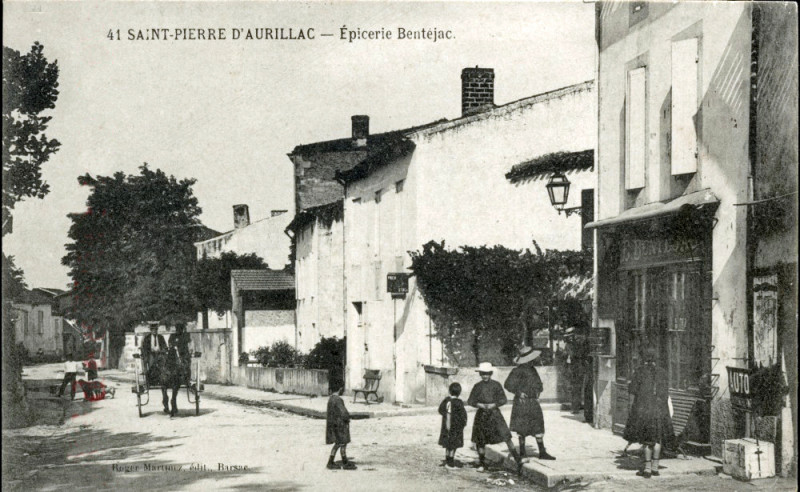 Carte postale ancienne Saint-Pierre-d'Aurillac - Epicerie Bentéjac