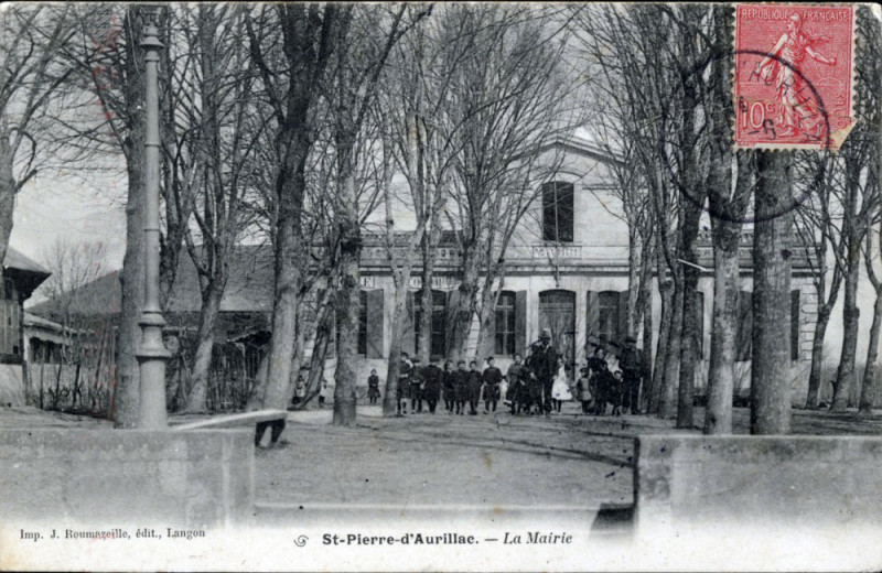 Carte postale ancienne Saint-Pierre-d'Aurillac - Mairie 2