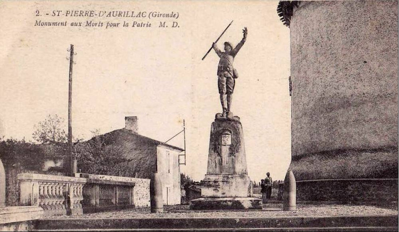 Carte postale ancienne Saint-Pierre-d'Aurillac - Monument aux morts 1
