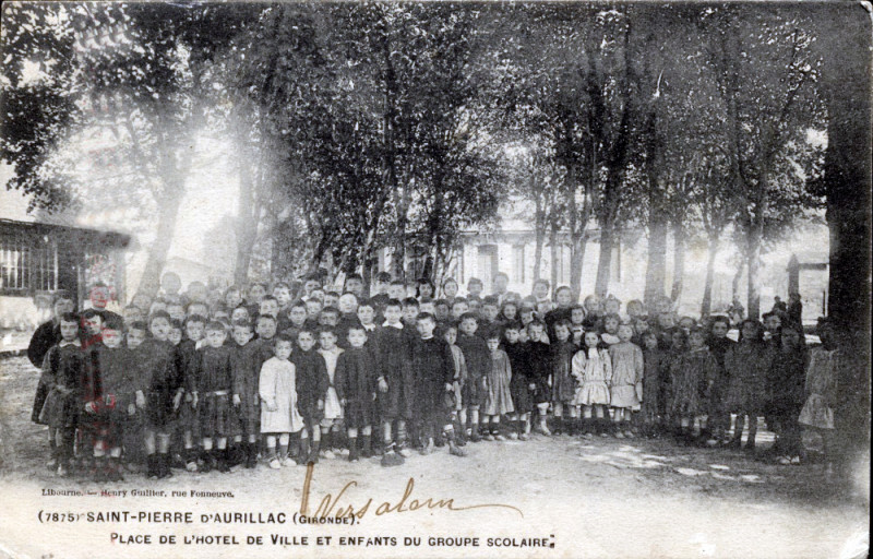 Carte postale ancienne Saint-Pierre-d'Aurillac - Place de l'Hôtel de ville et enfants du groupe scolaire