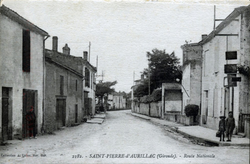 Carte postale ancienne Saint-Pierre-d'Aurillac - Route nationale 5