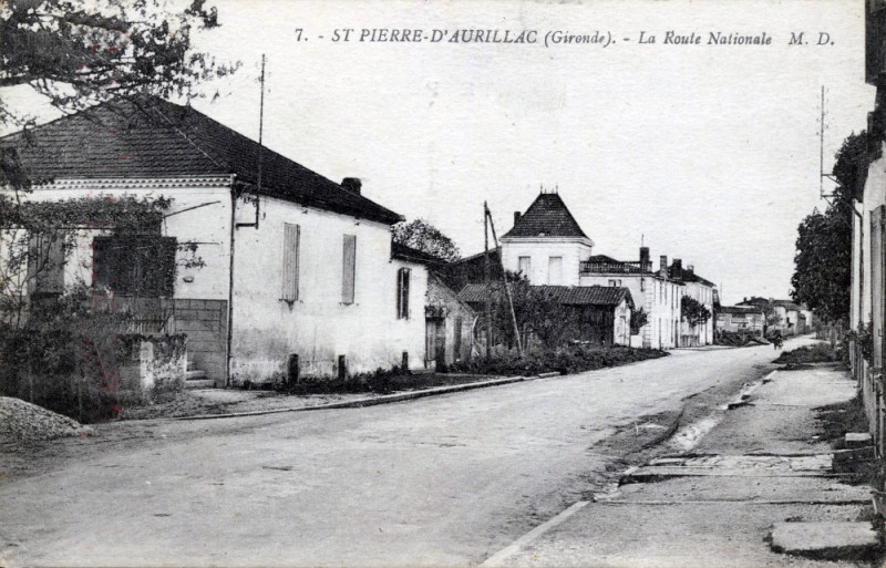 Carte postale ancienne Saint-Pierre-d'Aurillac - Route nationale 6
