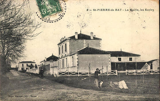 Carte postale ancienne Saint-Pierre-de-Bat - Mairie et Ecoles