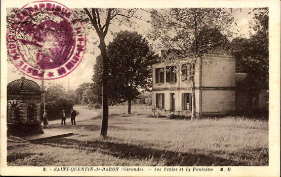 Carte postale ancienne Saint-Quentin-de-Baron - Les Ecoles et la Fontaine