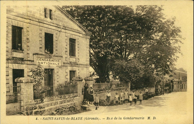 Carte postale ancienne Saint-Savin - Gendarmerie