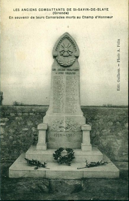 Carte postale ancienne Saint-Savin - monument aux morts