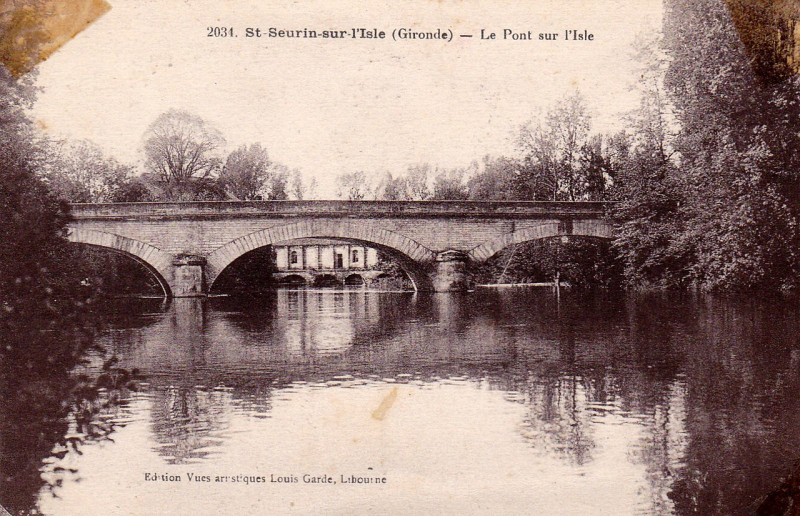 Carte postale ancienne Saint-Seurin-sur-l'Isle - le pont sur l'Isle 1
