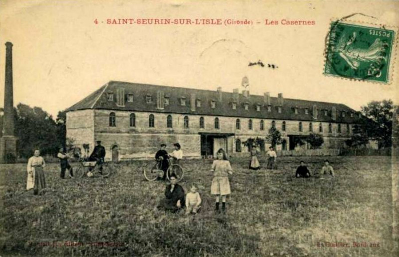 Carte postale ancienne Saint-Seurin-sur-l'Isle - Les Casernes 2